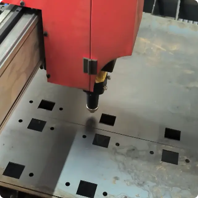 Głowica lasera CNC podczas cięcia blachy